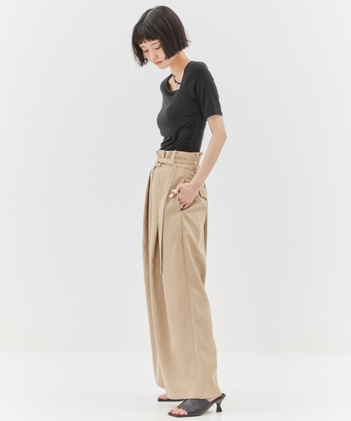 STUDIOUS（ステュディオス）の「【STUDIOUS/ステュディオス】Back Asymmetry Chino Pants/バックアシンメトリーチノパンツ（チノパンツ・レディース・ベージュ/ブラック・1/2）」の9枚目の写真