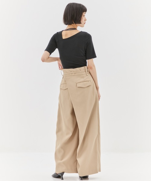 STUDIOUS（ステュディオス）の「【STUDIOUS/ステュディオス】Back Asymmetry Chino Pants/バックアシンメトリーチノパンツ（チノパンツ・レディース・ベージュ/ブラック・1/2）」の10枚目の写真