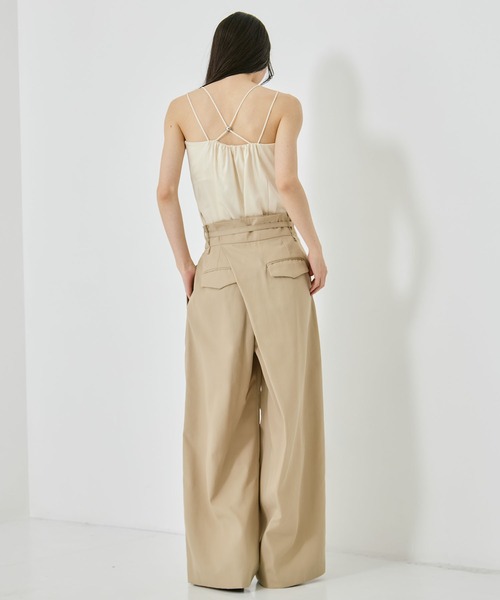 STUDIOUS（ステュディオス）の「【STUDIOUS/ステュディオス】Back Asymmetry Chino Pants/バックアシンメトリーチノパンツ/小尻効果/ウォッシャブル/オフィスカジュアル/前ももカバー/ベルト取り外し可（チノパンツ・レディース・ベージュ/ブラック・1/2）」の20枚目の写真