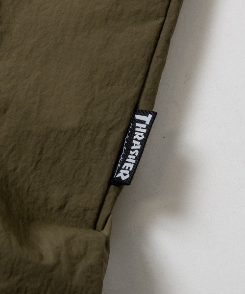 THRASHER（スラッシャー）の「【at】〔THRASHER/スラッシャー〕ナイロン ロゴプリント コーチジャケット（ナイロンジャケット・メンズ・カーキ/ブラック/ライトグレー・LARGE/MEDIUM）」の6枚目の写真
