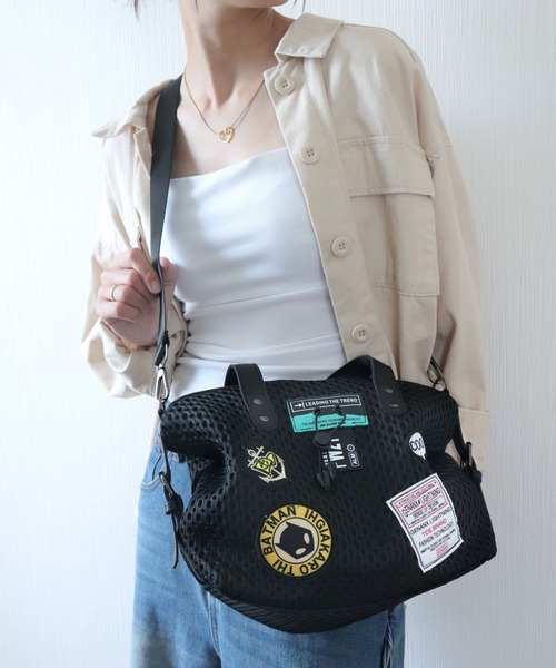 florist（フローリスト）の「【2size展開/M・L】2WAY ラッセルメッシュカスタムワッペンボストンバッグ/ショルダーバッグ/トラベルバッグ（ボストンバッグ・レディース・ブラック系3/ブラック系4/ブラック系2/ブラック系1・M/L）」の6枚目の写真