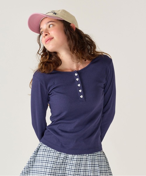 TINA：JOJUN（ティーナジョジュン）の「ハートボタン ヘンリーネック ロンT TINA：JOJUN（Tシャツ/カットソー・レディース・ネイビー/ホワイト/ピンク・M）」の3枚目の写真