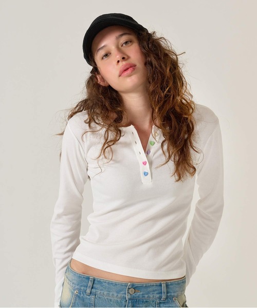 TINA：JOJUN（ティーナジョジュン）の「ハートボタン ヘンリーネック ロンT TINA：JOJUN（Tシャツ/カットソー・レディース・ネイビー/ホワイト/ピンク・M）」の4枚目の写真