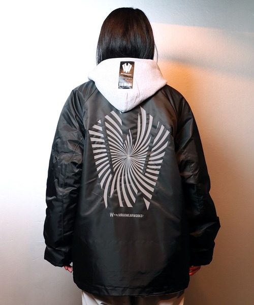 [W] by VIRGOwearworks（ダブリューバイヴァルゴウェアーワークス）の「Warp logo coach jacket（ナイロンジャケット・メンズ・ブラック/ネイビー・MEDIUM/LARGE/X-LARGE）」の3枚目の写真