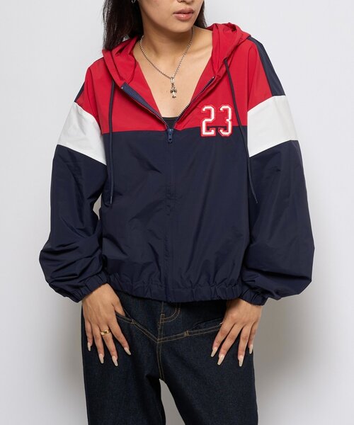 WHO'S WHO gallery（フーズフーギャラリー）の「ナンバリングナイロンパーカー（ナイロンジャケット・レディース・レッド/ブラック・FREE）」の2枚目の写真