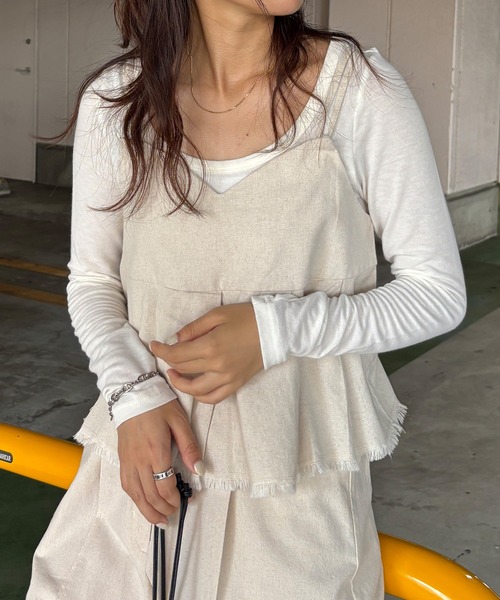 ISOOK（アイスー）の「【ISOOK / アイスー】バックオープンタイトカットソー / Tシャツ 長袖 ロンT レイヤード ベーシックトップス 重ね着 薄手 シンプルトップス タイトシルエット 白T インナー レッド グレー ホワイト ブラウン 赤 白 茶 無地ZOZOTOWN限定（Tシャツ/カットソー・レディース・グレー/レッド/ホワイト/ブラウン・FREE）」の2枚目の写真