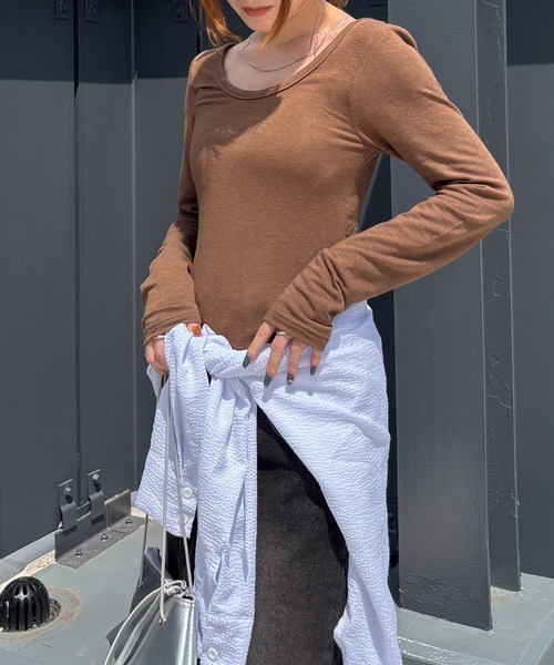 ISOOK（アイスー）の「【ISOOK / アイスー】バックオープンタイトカットソー / Tシャツ 長袖 ロンT レイヤード ベーシックトップス 重ね着 薄手 シンプルトップス タイトシルエット 白T インナー レッド グレー ホワイト ブラウン 赤 白 茶 無地ZOZOTOWN限定（Tシャツ/カットソー・レディース・グレー/レッド/ホワイト/ブラウン・FREE）」の22枚目の写真