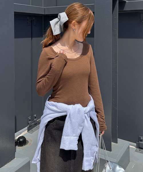 ISOOK（アイスー）の「【ISOOK / アイスー】バックオープンタイトカットソー / Tシャツ 長袖 ロンT レイヤード ベーシックトップス 重ね着 薄手 シンプルトップス タイトシルエット 白T インナー レッド グレー ホワイト ブラウン 赤 白 茶 無地ZOZOTOWN限定（Tシャツ/カットソー・レディース・グレー/レッド/ホワイト/ブラウン・FREE）」の21枚目の写真