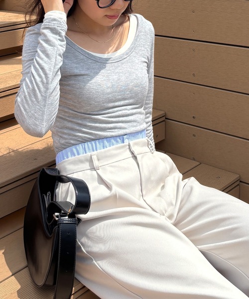 ISOOK（アイスー）の「【ISOOK / アイスー】バックオープンタイトカットソー / Tシャツ 長袖 ロンT レイヤード ベーシックトップス 重ね着 薄手 シンプルトップス タイトシルエット 白T インナー レッド グレー ホワイト ブラウン 赤 白 茶 無地ZOZOTOWN限定（Tシャツ/カットソー・レディース・グレー/レッド/ホワイト/ブラウン・FREE）」の6枚目の写真