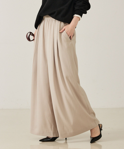 qualite（カリテ）の「ピーチサテンフレアーパンツ/秋服/冬服/オフィスカジュアル/ワイドパンツ（その他パンツ・レディース・ライトベージュ/ブルー/チャコールグレー・36/38）」の2枚目の写真