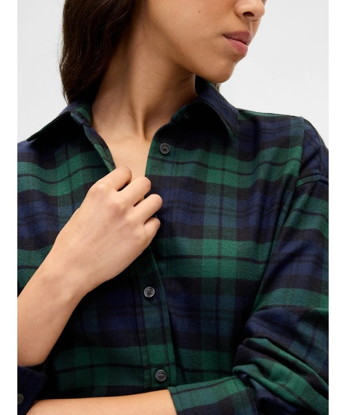 GAP（ギャップ）の「フランネル ストレートヘム クロップドシャツ（シャツ/ブラウス・レディース・グリーン/ブルー/ブラック×レッド・XS/S/M/L/XXS）」の4枚目の写真