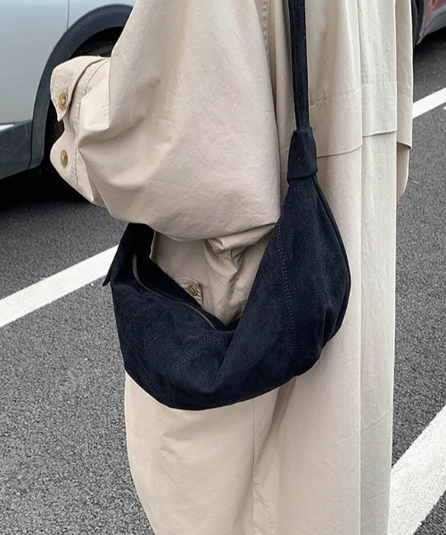 mebole(メボレ)の「スエードハーフムーンショルダーバッグ(ショルダーバッグ・レディース・ブラウン/ブラック/アイボリー・FREE)」の7枚目の写真