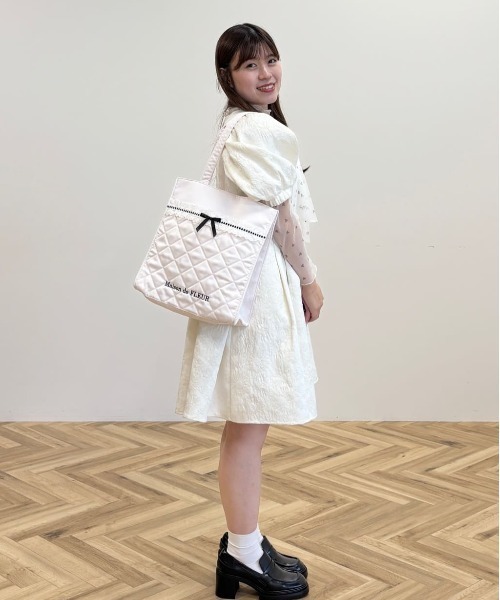 Maison de FLEUR（メゾンドフルール）の「コットンフリルスクエアトート（トートバッグ・レディース・ブラック/ピンク・FREE）」の7枚目の写真