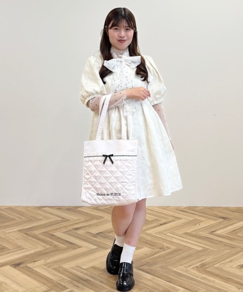 Maison de FLEUR（メゾンドフルール）の「コットンフリルスクエアトート（トートバッグ・レディース・ブラック/ピンク・FREE）」の8枚目の写真