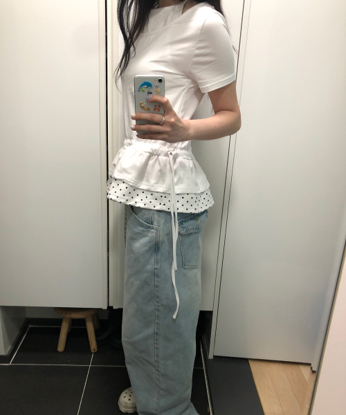 PLACE STUDIO（プレイススタジオ）の「ストラップノースリーブレイヤードシャーリングドットフリル半袖Tシャツ _ 2COLOR（Tシャツ/カットソー・レディース・ホワイト・FREE）」の4枚目の写真