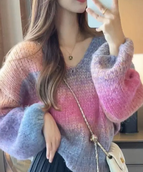 VIBGYOR（ヴィブジョー）の「【EIZZ/アイズ】グラデーションカラー Vネック ルーズニット（ニット/セーター・レディース・パープル/ピンク・FREE）」の2枚目の写真