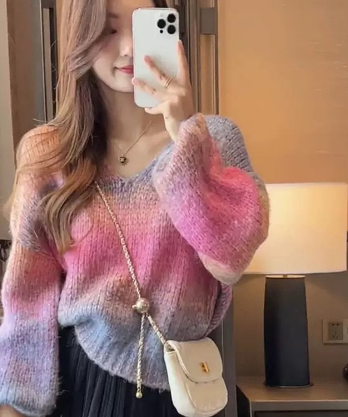 VIBGYOR（ヴィブジョー）の「【EIZZ/アイズ】グラデーションカラー Vネック ルーズニット（ニット/セーター・レディース・パープル/ピンク・FREE）」の12枚目の写真