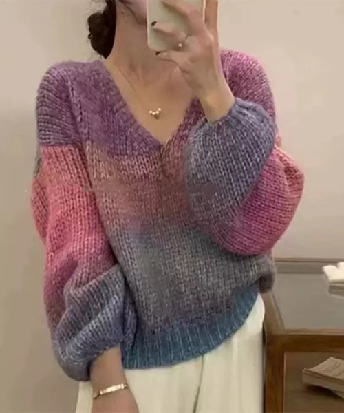 VIBGYOR（ヴィブジョー）の「【EIZZ/アイズ】グラデーションカラー Vネック ルーズニット（ニット/セーター・レディース・パープル/ピンク・FREE）」の3枚目の写真