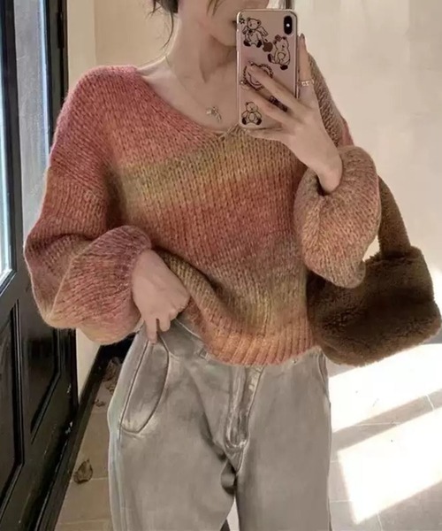 VIBGYOR（ヴィブジョー）の「【EIZZ/アイズ】グラデーションカラー Vネック ルーズニット（ニット/セーター・レディース・パープル/ピンク・FREE）」の4枚目の写真