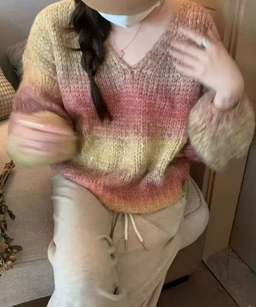 VIBGYOR（ヴィブジョー）の「【EIZZ/アイズ】グラデーションカラー Vネック ルーズニット（ニット/セーター・レディース・パープル/ピンク・FREE）」の5枚目の写真