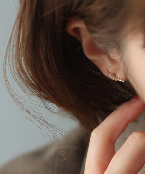 Lilas(リラ)の「《WEB限定》ムーンラインホワイトトパーズピアス K10(両耳)(ピアス(両耳用)・レディース・ゴールド・FREE)」の3枚目の写真