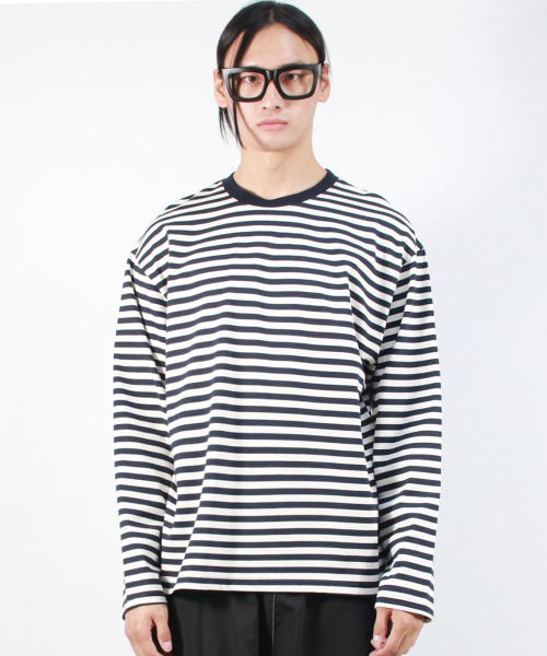 DEMARC(ドゥマーク)の「M STRIPE LOOSE-FIT LONG SLEEVE TEE - Dark Navy(Tシャツ/カットソー・メンズ・その他・MEDIUM/LARGE)」の2枚目の写真