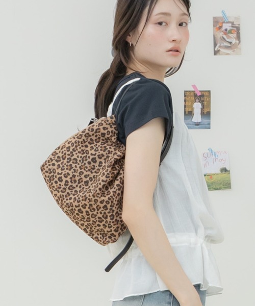 HEILIS(ヘイリス)の「巾着スエードショルダーバッグ / ブラック ブラウン キャメル 茶色 黒色 フェイクスエード ワンハンドル ストラップ 調節可能 ファスナー 巾着 ショルダー 春服 秋服 冬服(ショルダーバッグ・レディース・ブラック/ブラウン/ブラウン系その他/ベージュ系その他・FREE)」の4枚目の写真