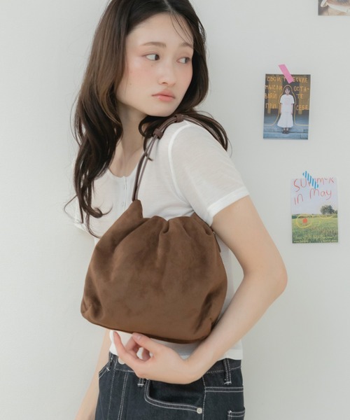 HEILIS(ヘイリス)の「巾着スエードショルダーバッグ / ブラック ブラウン キャメル 茶色 黒色 フェイクスエード ワンハンドル ストラップ 調節可能 ファスナー 巾着 ショルダー 春服 秋服 冬服(ショルダーバッグ・レディース・ブラック/ブラウン/ブラウン系その他/ベージュ系その他・FREE)」の5枚目の写真
