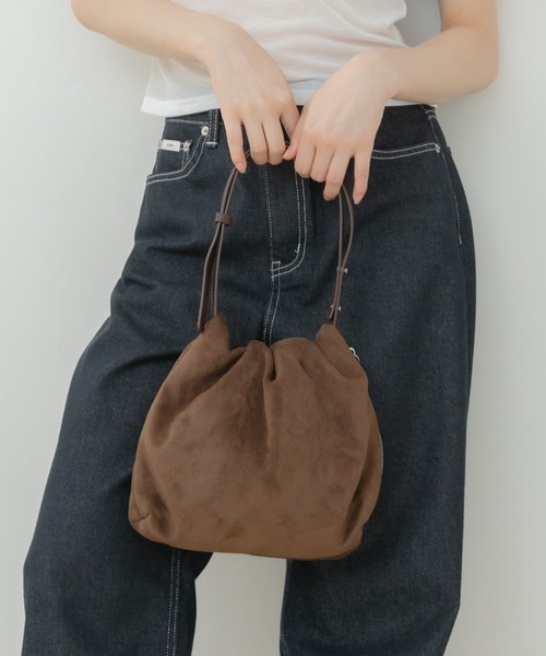 HEILIS(ヘイリス)の「巾着スエードショルダーバッグ / ブラック ブラウン キャメル 茶色 黒色 フェイクスエード ワンハンドル ストラップ 調節可能 ファスナー 巾着 ショルダー 春服 秋服 冬服(ショルダーバッグ・レディース・ブラック/ブラウン/ブラウン系その他/ベージュ系その他・FREE)」の7枚目の写真