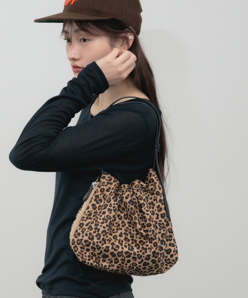 HEILIS(ヘイリス)の「巾着スエードショルダーバッグ / ブラック ブラウン キャメル 茶色 黒色 フェイクスエード ワンハンドル ストラップ 調節可能 ファスナー 巾着 ショルダー 春服 秋服 冬服(ショルダーバッグ・レディース・ブラック/ブラウン/ブラウン系その他/ベージュ系その他・FREE)」の19枚目の写真