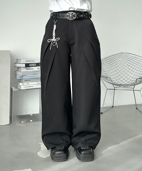 MandO(エムオー)(エムオー)の「チェーン付クロス切替タックワイドパンツ(スラックス・メンズ・ブラック/ブラック系その他・LARGE/MEDIUM/SMALL)」の3枚目の写真
