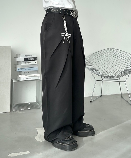 MandO(エムオー)(エムオー)の「チェーン付クロス切替タックワイドパンツ(スラックス・メンズ・ブラック/ブラック系その他・LARGE/MEDIUM/SMALL)」の4枚目の写真