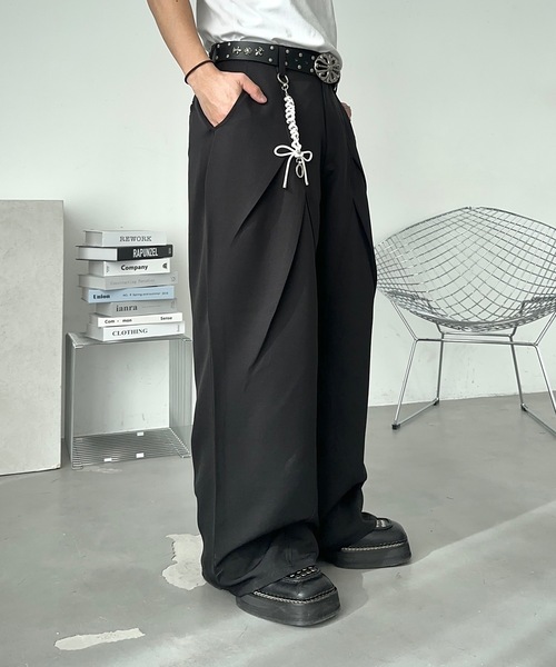 MandO(エムオー)(エムオー)の「チェーン付クロス切替タックワイドパンツ(スラックス・メンズ・ブラック/ブラック系その他・LARGE/MEDIUM/SMALL)」の5枚目の写真