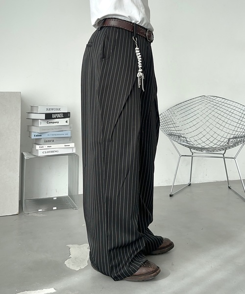 MandO(エムオー)(エムオー)の「チェーン付クロス切替タックワイドパンツ(スラックス・メンズ・ブラック/ブラック系その他・LARGE/MEDIUM/SMALL)」の13枚目の写真