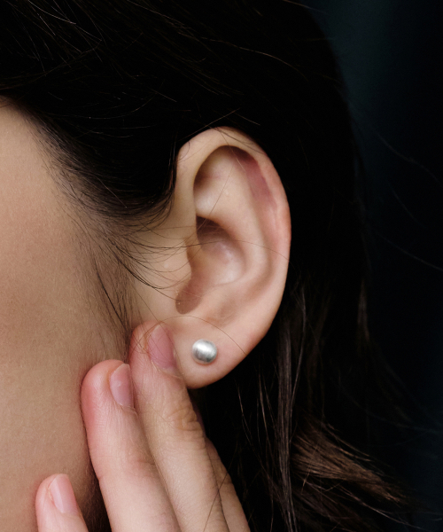 Tou(ティーオーユー)の「NP022 Matte Round Small Earrings(ピアス(両耳用)・レディース・シルバー・FREE)」の1枚目の写真