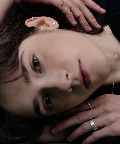 Tou(ティーオーユー)の「NP022 Matte Round Small Earrings(ピアス(両耳用)・レディース・シルバー・FREE)」の2枚目の写真