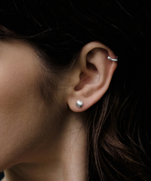 Tou(ティーオーユー)の「NP022 Matte Round Small Earrings(ピアス(両耳用)・レディース・シルバー・FREE)」の3枚目の写真