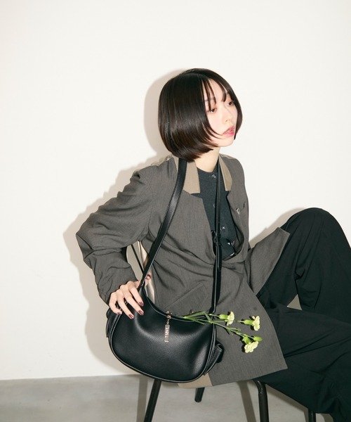 TONER（トナー）の「サイドファスナーラッシュショルダー/ロゴプレート付き（ショルダーバッグ・レディース・ブラック/オフホワイト/グレイッシュベージュ/ブラウン・FREE）」の15枚目の写真