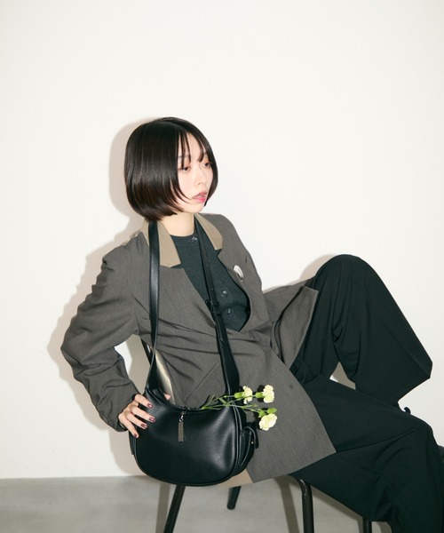 TONER（トナー）の「サイドファスナーラッシュショルダー/ロゴプレート付き（ショルダーバッグ・レディース・ブラック/オフホワイト/グレイッシュベージュ/ブラウン・FREE）」の16枚目の写真