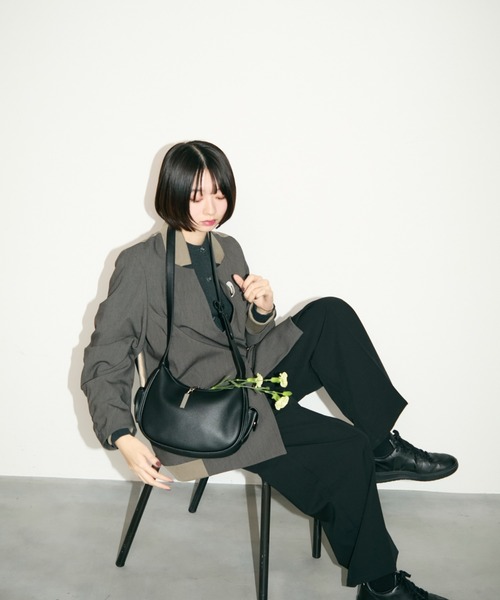 TONER（トナー）の「サイドファスナーラッシュショルダー/ロゴプレート付き（ショルダーバッグ・レディース・ブラック/オフホワイト/グレイッシュベージュ/ブラウン・FREE）」の18枚目の写真