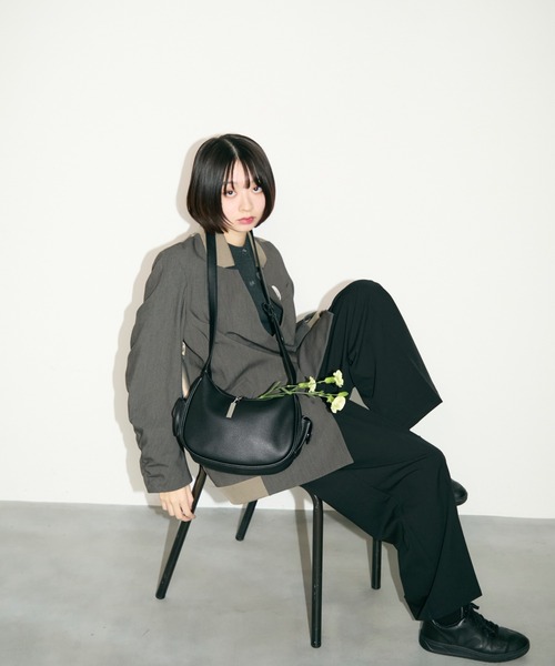 TONER（トナー）の「サイドファスナーラッシュショルダー/ロゴプレート付き（ショルダーバッグ・レディース・ブラック/オフホワイト/グレイッシュベージュ/ブラウン・FREE）」の19枚目の写真