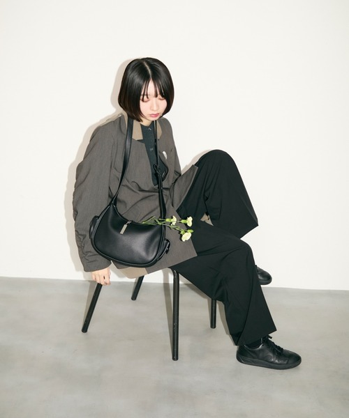 TONER（トナー）の「サイドファスナーラッシュショルダー/ロゴプレート付き（ショルダーバッグ・レディース・ブラック/オフホワイト/グレイッシュベージュ/ブラウン・FREE）」の20枚目の写真