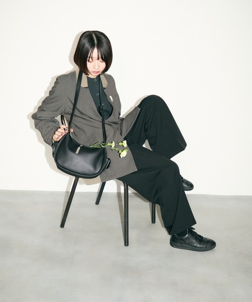 TONER（トナー）の「サイドファスナーラッシュショルダー/ロゴプレート付き（ショルダーバッグ・レディース・ブラック/オフホワイト/グレイッシュベージュ/ブラウン・FREE）」の21枚目の写真