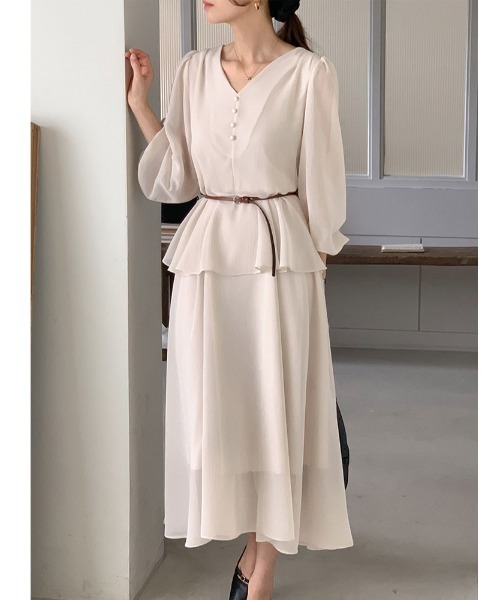 FAVORITO(ファヴォリート)の「ベルト付きVネックワンピース(ワンピース・レディース・ホワイト/ベージュ/ブラック・F)」の3枚目の写真