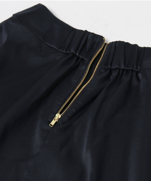 LOUNGEDRESS（ラウンジドレス）の「Wサテンフレアミニスカート（スカート・レディース・ネイビー/ブラック・ﾌﾘ-）」の11枚目の写真