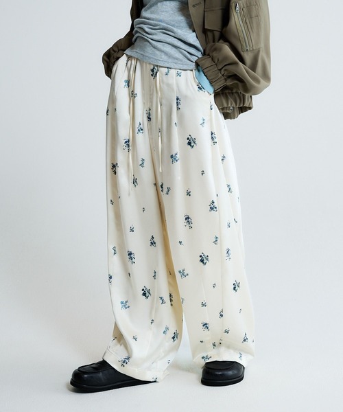 JEANASIS（ジーナシス）の「フラワーサテンコクーンパンツ/645248（その他パンツ・レディース・アイボリー/ブラック・MEDIUM/SMALL）」の2枚目の写真