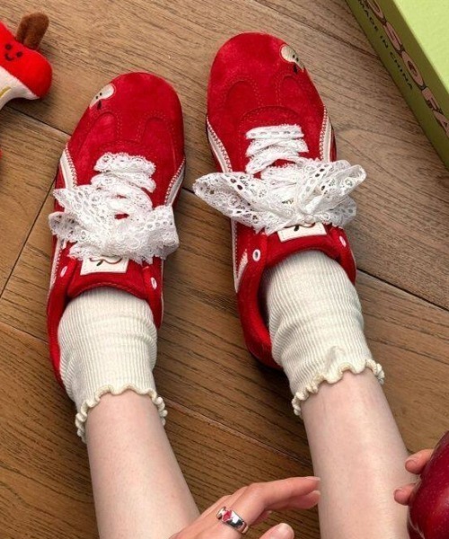 LAC-VERT(ラック・ヴェール)の「ヴィンテージ風刺繍ロースニーカー(スニーカー・レディース・ブラウン/ピンク/レッド/ブルー・SMALL/MEDIUM/LARGE)」の4枚目の写真