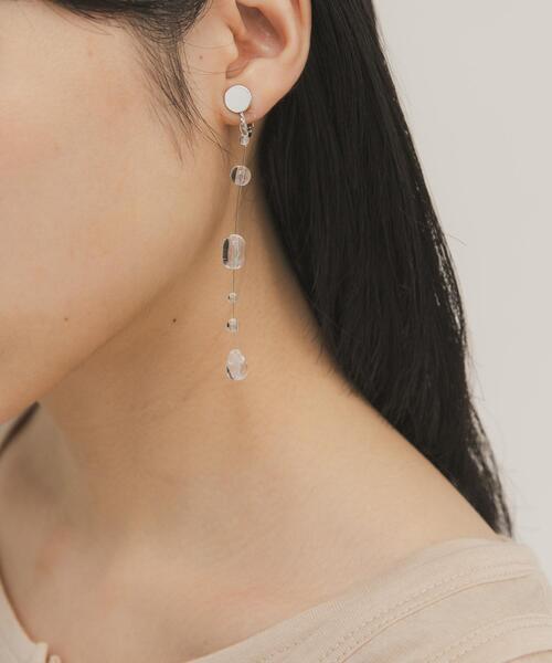 KBF(ケイビーエフ)の「シズクイヤリング(イヤリング・レディース・カーキ/クリア・ONE)」の1枚目の写真