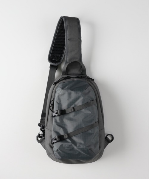 CAMP7(キャンプセブン)の「【CAMP7】リップストップナイロンスリングバッグ (軽量 / 耐久性 / スタイリッシュ / アクティブ)(ショルダーバッグ・メンズ・グレー/ブラック/カーキブラウン・ONE SIZE)」の3枚目の写真