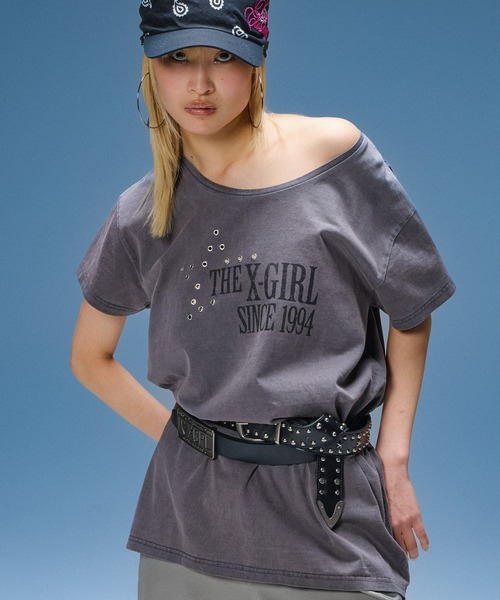 X-girl(エックスガール)の「EYELET STAR S/S TEE DRESS(ワンピース・レディース・ベージュ/チャコール・S/M)」の2枚目の写真